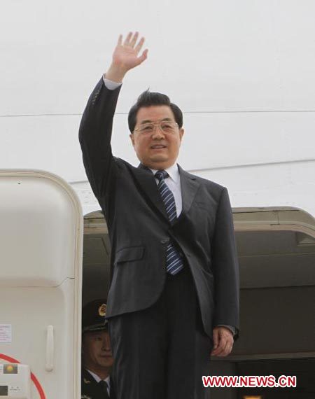 Chinese President Hu Jintao arrives at the airport in Ottawa for a state visit to Canada, June 23, 2010. Later he will travel to Toronto for a summit of the Group of Twenty(G20).[Fan Rujun/Xinhua]