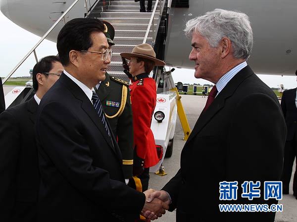 Chinese President Hu Jintao arrives at the airport in Ottawa for a state visit to Canada, June 23, 2010. Hu was greeted at the airport by Canadian Foreign Minister Lawrence Cannon.