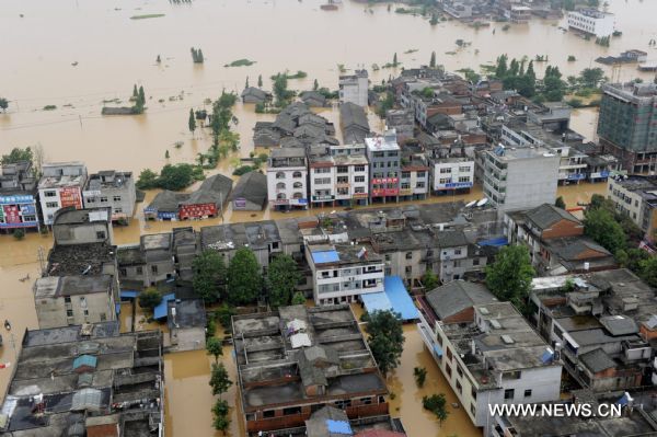 Photo shows the aerial view of the boundless expanse of deluge that inundate the houses, located to the proximity of the bursted dyke of Fuhe River, in Fuzhou City, east China's Jiangxi Province. [Xinhua] 
