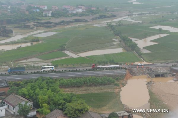 Photo taken on June 22, 2010 shows the aerial view of a section of the Shanghai-Kunming Expressway shattered by the torrents of deluge that inundate a vast expanse, as an aftermath of the dyke of Fuhe River burst, in Yujiang County, east China's Jiangxi Province. [Xinhua]