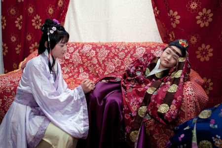  Wang Shasha and Wang Zhiting, two USTC students, act out a scene from the classic novel Dream of the Red Chamber.