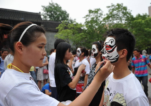 College students put on opera makeup for an anti-drug campaign on the streets of Hefei city, East China's Anhui province on June 23, ahead of International Day Against Drug Abuse and Illicit Trafficking, which falls on June 26. 