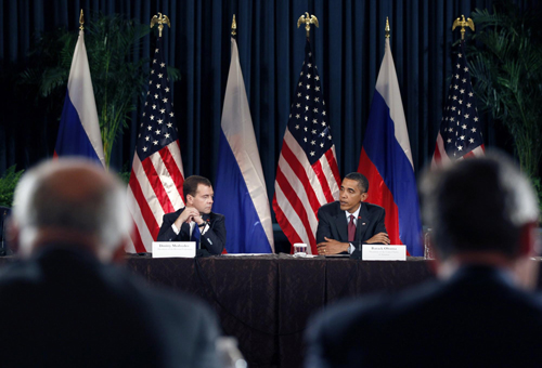 US President Barack Obama and Russian President Dmitry Medvedev (2nd L) participate in the US-Russia Business Summit at the US Chamber of Commerce in Washington June 24, 2010. Obama and Medvedev huddled at the White House on Thursday, seeking to kickstart trade and investment to complement a political reset between the two countries. [China Daily/Agencies]