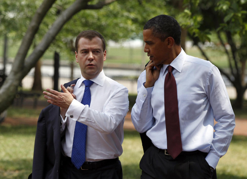 Russian President Dmitry Medvedev and US President Barack Obama walk outside the White House after a joint news conference in Washington June 24, 2010. [China Daily/Agencies] 