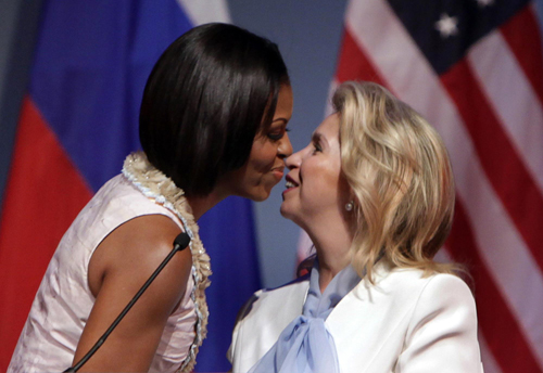 US first lady Michelle Obama (L) and wife of Russian President Dmitry Medvedev, Svetlana Medvedeva, kiss each other as they visit the Duke Ellington School of the Arts in Washington June 24, 2010.[China Daily/Agencies] 