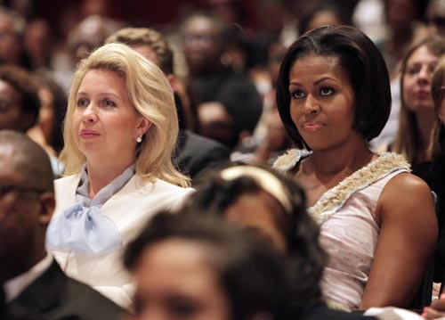 US first lady Michelle Obama (R) and wife of Russian President Dmitry Medvedev, Svetlana Medvedeva, watch students perform at the Duke Ellington School of the Arts in Washington June 24, 2010. [China Daily/Agencies]