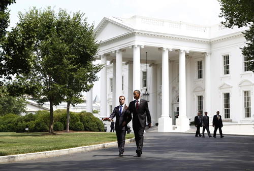  Russian President Dmitry Medvedev and US President Barack Obama walk outside the White House after a joint news conference in the East Room in Washington June 24, 2010. [China Daily/Agencies]