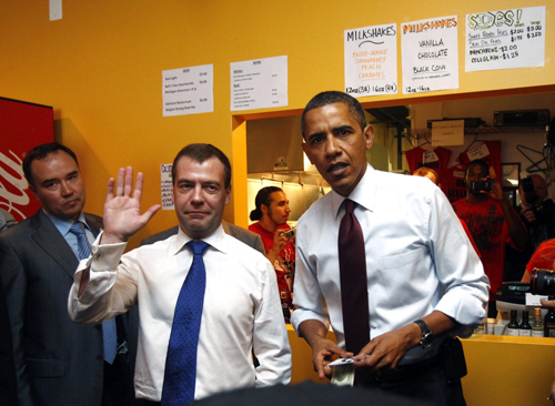 Russian President Dmitry Medvedev (C) and US President Barack Obama walk from the counter after ordering burgers for lunch at Ray&apos;s Hell Burger restaurant in Arlington, Virginia June 24, 2010. [China Daily/Agencies]