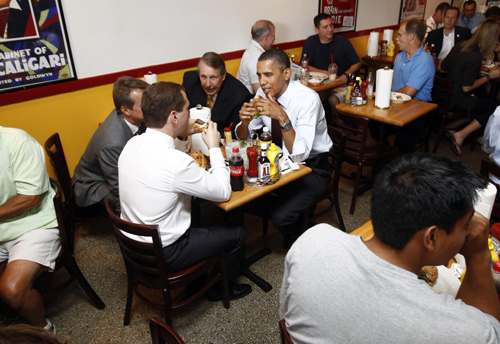 Russian President Dmitry Medvedev (L) and US President Barack Obama (R) talk over lunch at Ray&apos;s Hell Burger in Arlington, Virginia June 24, 2010. [China Daily/Agencies]