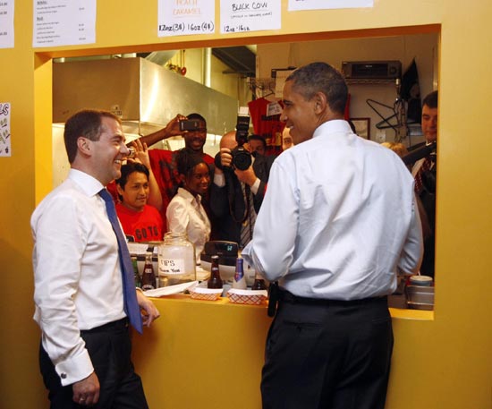 Russian President Dmitry Medvedev (L) and U.S. President Barack Obama order lunch at Ray&apos;s Hell Burger in Arlington, Virginia June 24, 2010. [China Daily/Agencies]