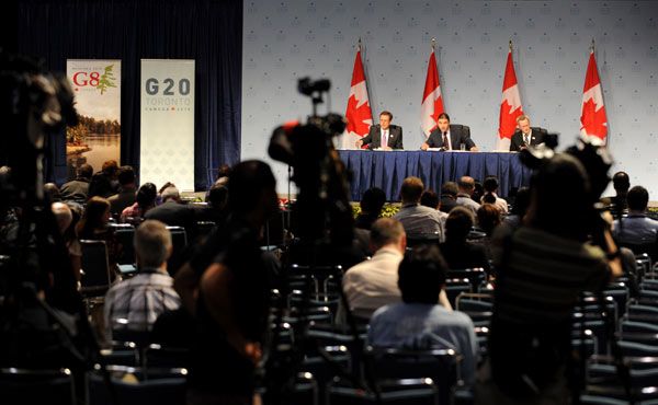  Reporters attend an official media briefing at the media center of the G8 and G20 summits in Toronto, Canada, June 23, 2010. The summits will be held from June 25 to 27 with some 3,500 reporters from all over the world registered. [Shen Hong/Xinhua]
