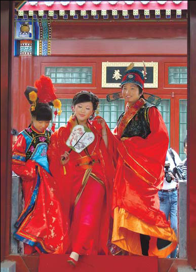 Hou Dakun (middle) and Yang Yeming are one of many young couples who hold their weddings in the traditional courtyard houses. 
