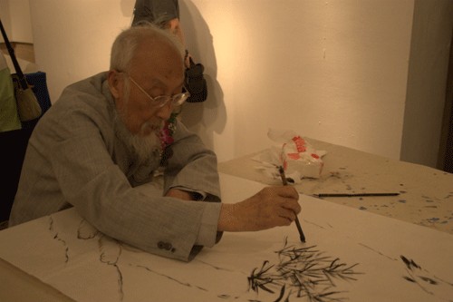 Sun Jusheng, 97, a famous painter from east China's Zhejiang Province draws a picture at the Beijing-Taipei Painting Exhibition which kicked off at the China Millennium Monument in Beijing, June 24, 2010.