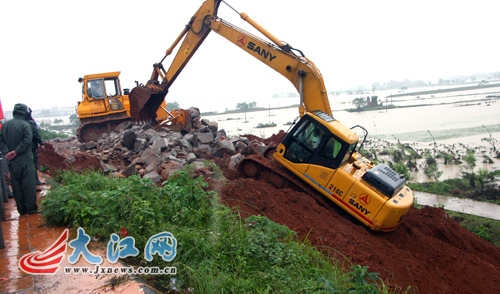 Workers and soldiers started Friday morning to shore up two breached river dikes in east China's Jiangxi Province, as floods that have killed 211 people ravaged the south of the country for a 11th day.