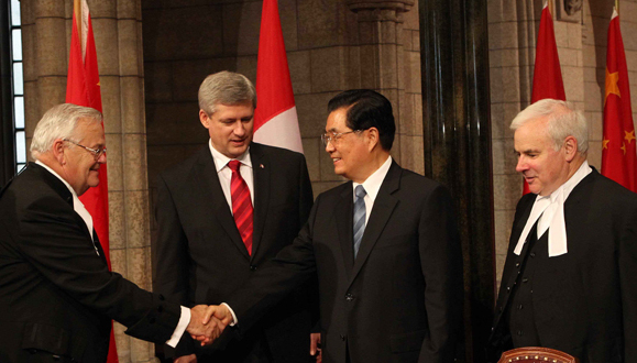Visiting Chinese President Hu Jintao met Canadian Prime Minister Stephen Harper on Thursday for talks on the development of China-Canada ties. 