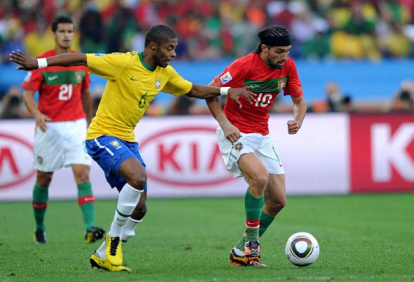 Brazil's Michel Bastos (L) vies with Danny of Portugal during the Group G last round match at 2010 FIFA World Cup, at Moses Mabhida stadium in Durban, South Africa, on June 25, 2010. (Xinhua/Chen Haitong)