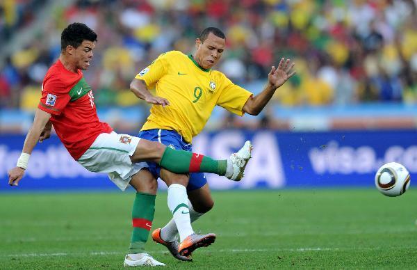 Brazil's MLuis Fabiano (R) vies with Pepe of Portugal during the Group G last round match at 2010 FIFA World Cup, at Moses Mabhida stadium in Durban, South Africa, on June 25, 2010. (Xinhua/Chen Haitong)