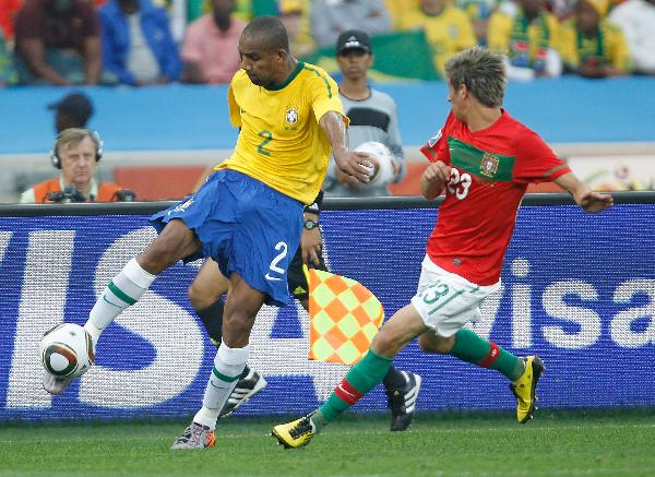 Brazil's Maicon (L) vies with Fabio Coentrao of Portugal during the Group G last round match at 2010 FIFA World Cup, at Moses Mabhida stadium in Durban, South Africa, on June 25, 2010. (Xinhua/Liao Yujie)