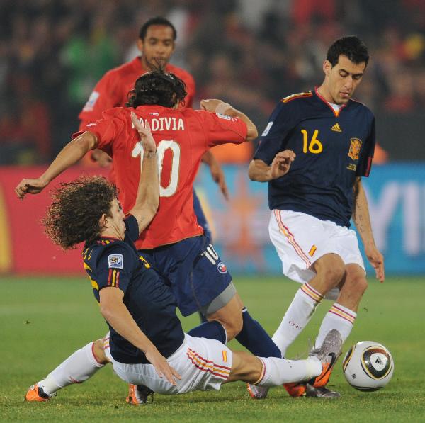 Carles Puyol (bottom) of Spain vies with Jorge Valdivia of Chile during the Group H last round match at 2010 FIFA World Cup, at Loftus Verfeld stadium in Tshwane, South Africa, on June 25, 2010. Spain won 2-1 and both teams are qualified for the next round. (Xinhua/Li Ga) 