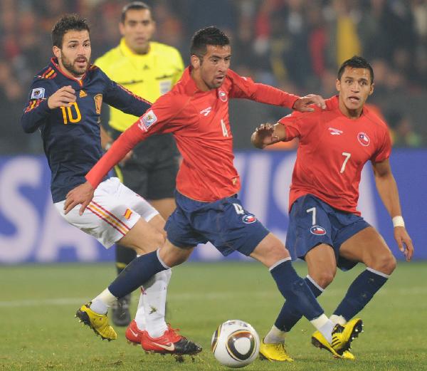 Mauricio Isla of Chile breaks through during the Group H last round match against Spain at 2010 FIFA World Cup, at Loftus Verfeld stadium in Tshwane, South Africa, on June 25, 2010. Spain won 2-1 and both teams are qualified for the next round. (Xinhua/Li Ga)