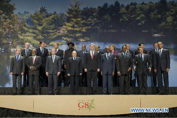 G8 leaders and outreach nations gather for a group photo at the G8 Summit at Deerhurst Resort in Huntsville, Ontario, June 25, 2010. 