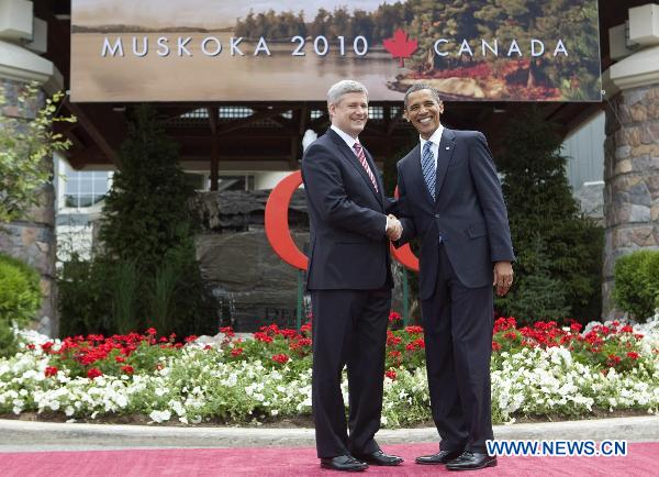 Canadian Prime Minister Stephen Harper (L) welcomes US President Barack Obama to the G-8 Summit at Deerhurst Resort in Huntsville, Ontario, on June 25, 2010. [Xinhua]