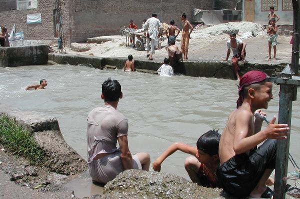 Boys take bath in a lake to protect themselves from heat wave in northwest Pakistan's Peshawar on June 25, 2010. (Xinhua/Umar Qayyum) 
