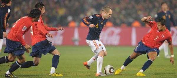 Andres Iniesta (2nd R) of Spain breaks through during the Group H last round match against Chile at 2010 FIFA World Cup, at Loftus Verfeld stadium in Tshwane, South Africa, on June 25, 2010. Spain won 2-1 and both teams are qualified for the next round. [Xinhua] 