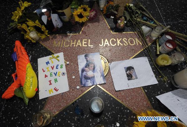 Michael Jackson's star on the Hollywood Walk of Fame is surrounded with flowers in Los Angeles, California, the United States, June 25, 2010. Fans around the globe on Friday held various activities to mourn for the late pop star Michael Jackson on the first anniversary of his death. [Xinhua]