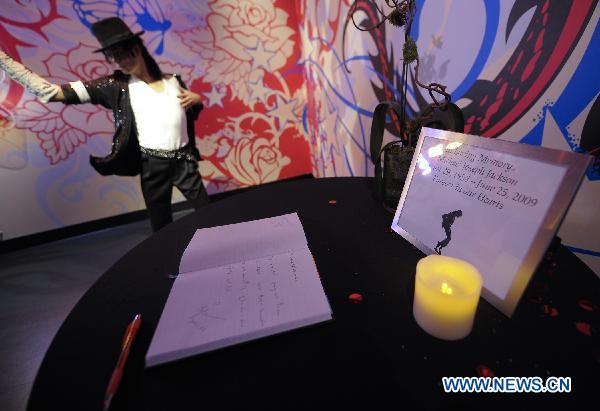 Lament left by fans is seen beside the waxwork of the late pop star Michael Jackson a year after his death at the Madame Tussauds in Hollywood, California, the United States, June 25, 2010. [Xinhua]