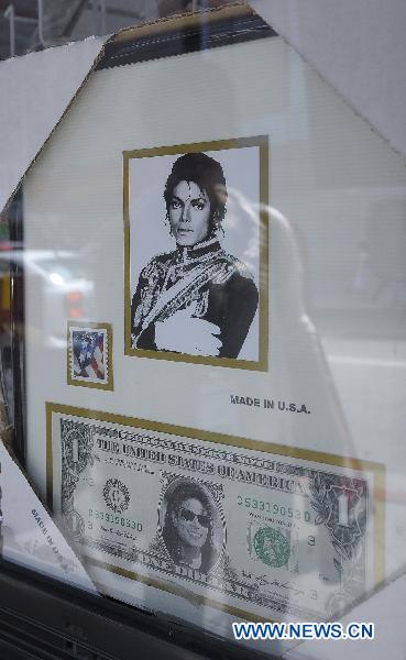 Memorial gifts of the late pop star Michael Jackson are seen in a shop in Hollywood, California, the United States, June 25, 2010. [Xinhua]