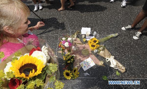 Fans gather around the late pop star Michael Jackson's star on the Hollywood walk of fame a year after his death in California, the United States, June 25, 2010. [Xinhua]