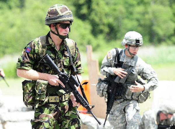 Britain&apos;s Prince Harry (L) takes part in a training exercise with U.S. military cadets on a firing range during a visit to the U.S. Military Academy at West Point in New York, June 25, 2010. [Xinhua/Reuters]