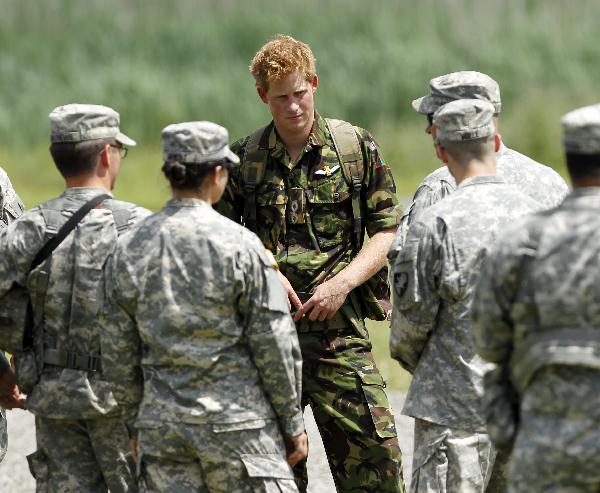 Britain&apos;s Prince Harry (C) talks with cadets during a visit to the U.S. Military Academy at West Point in New York June 25, 2010. [Xinhua/Reuters]