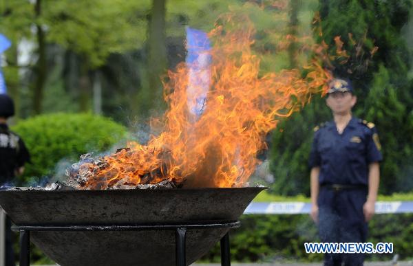 Packages of heroin seized after the Huangpu Customs of Guangdong cracked a series of heroin trafficking cases in October 2009 are incinerated in Humen, south China&apos;s Guangdong Province, on June 25, 2010. China&apos;s General Administration of Customs incinerated more than a tonne of smuggled drugs Friday here, on the eve of the 24th International Day Against Drug Abuse and Illicit Trafficking. [Xinhua]