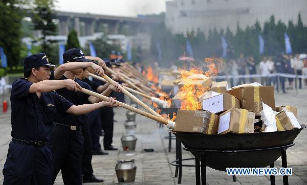 Packages of heroin seized after the Huangpu Customs of Guangdong cracked a series of heroin trafficking cases in October 2009 are incinerated in Humen, south China&apos;s Guangdong Province, on June 25, 2010. China&apos;s General Administration of Customs incinerated more than a tonne of smuggled drugs Friday here, on the eve of the 24th International Day Against Drug Abuse and Illicit Trafficking. [Xinhua]