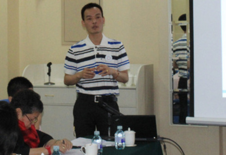 Mr. Zhou Yi, a volunteer with Positive Talk Project [China.org.cn] 