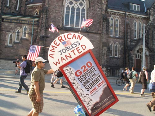 A protestor calls attention to the loss of jobs in the US in downtown Toronto, June 25, 2010. [Chinadaily]