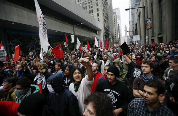 Demonstrators fill the streets during a protest against the G20 Summit in downtown Toronto June 26, 2010. [China Daily/Agencies] 