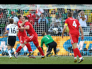 England's Frank Lampard (L3) celebrates with his teammate for his goal during the 1/8 final match between England and Germany at the 2010 FIFA World Cup at Free State stadium in Bloemfontein,South Africa,on June 27,2010. [Xinhua]