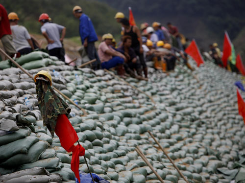 Workers construct sandbags in Jianyang, East China&apos;s Fujian province, June 27, 2010. [Xinhua] 