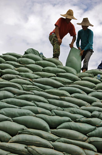 Workers construct sandbags in Jianyang, East China&apos;s Fujian province, June 27, 2010. [Xinhua]