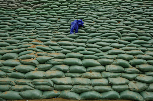 Sand bags are piled up clinging to the wall of the road in in Jianyang, East China&apos;s Fujian province, June 27, 2010. [Xinhua]