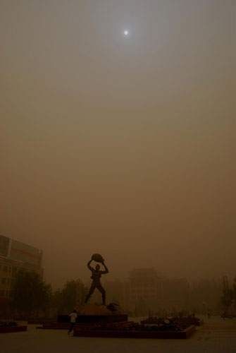 Wuwei city is attacked by a severe sandstorm, in Northwest China&apos;s Gansu province, June 27, 2010. It reduced visibility to zero in some areas. [Xinhua]