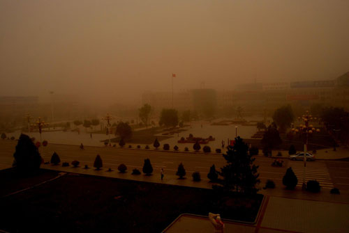 Wuwei city is attacked by a severe sandstorm, in Northwest China&apos;s Gansu province, June 27, 2010. [Xinhua]