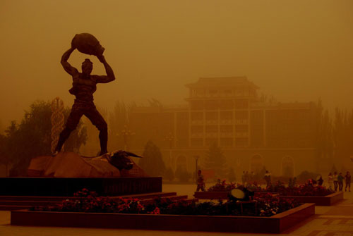 Wuwei city is attacked by a severe sandstorm, in Northwest China&apos;s Gansu province, June 27, 2010. [Photo/Xinhua]