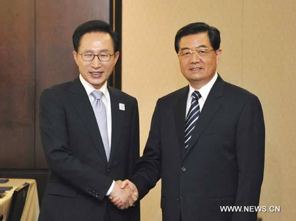 Chinese President Hu Jintao(R)meets with South Korean President Lee Myung-bak in Toronto,Canada,June 27,2010.[Li Xueren/Xinhua]