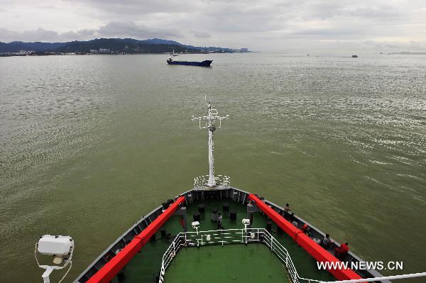 The icebreaker &apos;Snow Dragon&apos; docks in Xiamen, southeast China&apos;s Fujian Province, June 27, 2010. China&apos;s fourth scientific expedition is scheduled to leave from Xiamen for the North Pole on July 1, and start the 85-day research expedition. [Xinhua]