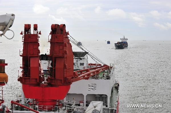 The icebreaker &apos;Snow Dragon&apos; docks in Xiamen, southeast China&apos;s Fujian Province, June 27, 2010. (Xinhua/Zhang Jiansong)