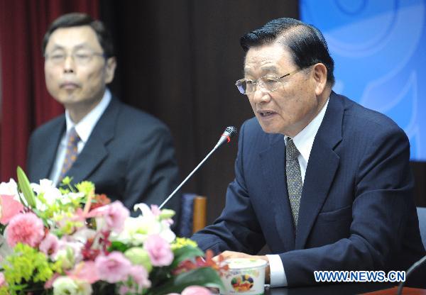 Chiang Pin-kung (R), chairman of the Taiwan's Straits Exchange Foundation (SEF), speaks during the press conference, in Taipei, southeast China's Taiwan, June 27, 2010.